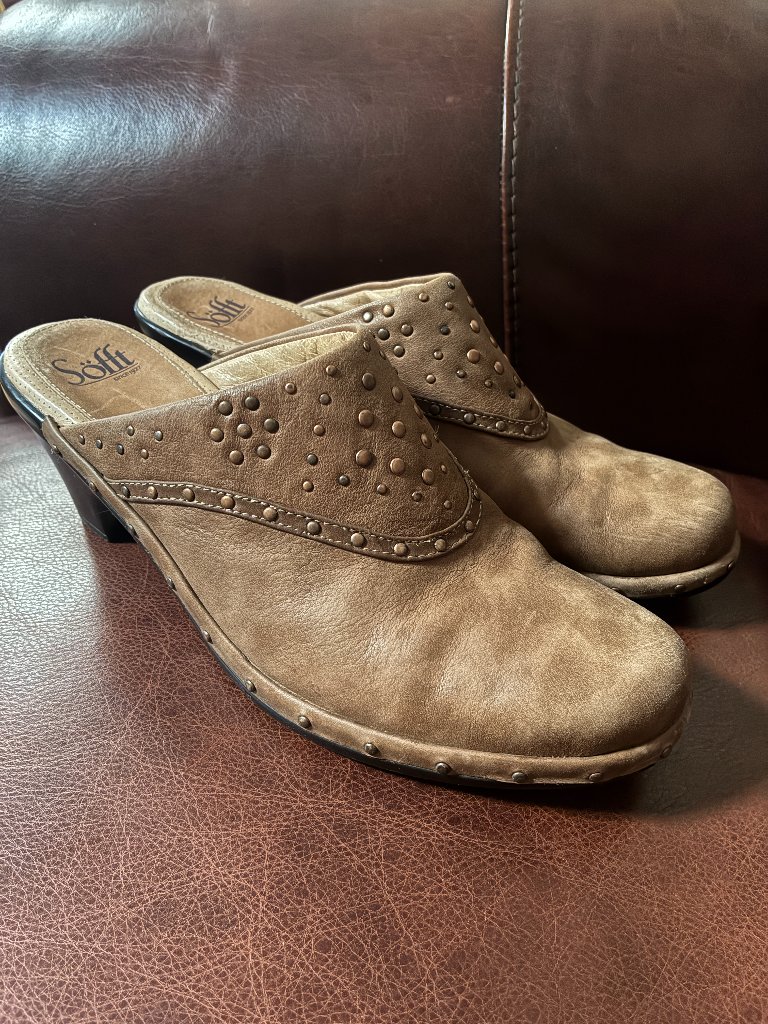 Sofft Langston Studded Carmel Brown Leather Womens Size 9.5 M Clogs Mules Boho.